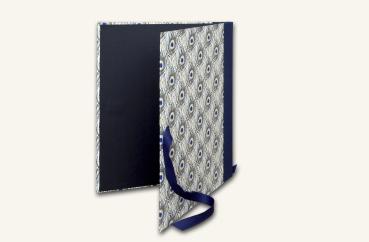 Aktenmappe aus Papier und Buchbinderpappe mit Pfauenfederdesign in blau